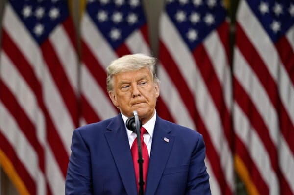 13日、トランプ米大統領は演説で再選に固執するいつもの強気姿勢が見られなかった(ワシントン)=AP