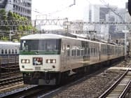来年3月のダイヤ改正で特急「踊り子」の定期列車から運用を終える旧国鉄時代製造の車両「185系」(10月、東京都港区)=共同 来年3月のダイヤ改正で特急「踊り子」の定期列車から運用を終える旧国鉄時代製造の車両「185系」(10月、東京都港区)=共同