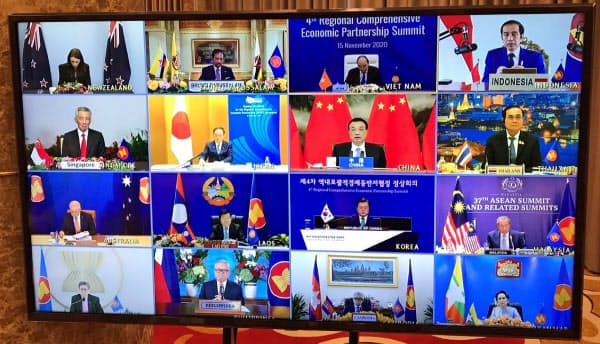 15日、オンラインで開催した東アジア地域包括的経済連携(RCEP)の首脳会合で協定に調印した