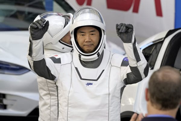 15日、クルードラゴンに向かう野口聡一さん(米フロリダ州のケネディ宇宙センター)=AP