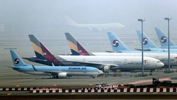韓国の仁川国際空港に駐機する大韓航空とアシアナ航空の機体(聯合=共同)