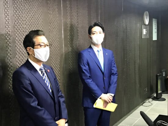 新型コロナウイルス感染対策で会談した後に報道陣の取材に応じる北海道の鈴木直道知事(右)と札幌市の秋元克広市長(16日、北海道庁)