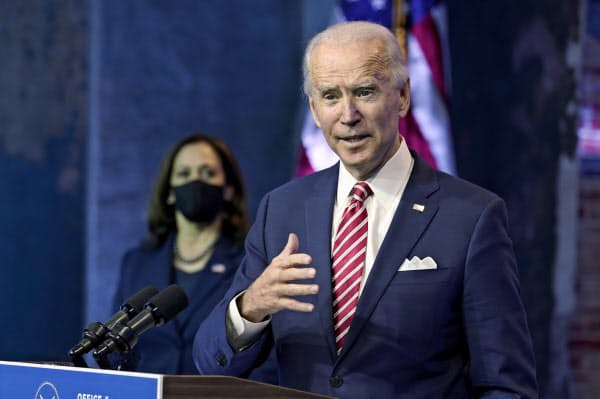 バイデン氏は16日、通商政策の3原則を示した(デラウェア州、左奥はハリス氏)=AP