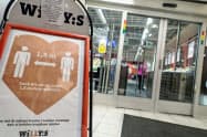 スウェーデンでは10月末ごろから感染者数が急増していた(16日、ストックホルムのスーパー)=ロイター スウェーデンでは10月末ごろから感染者数が急増していた(16日、ストックホルムのスーパー)=ロイター