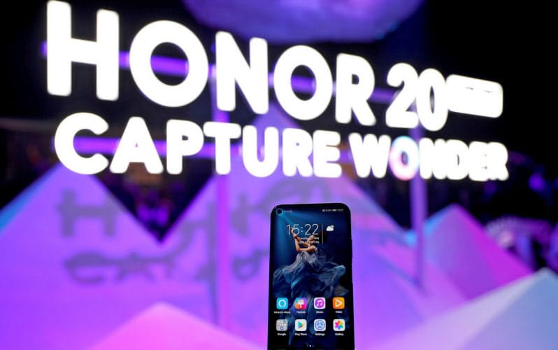 ファーウェイは低価格帯のスマホブランド「オナー」を売却する=ロイター ファーウェイは低価格帯のスマホブランド「オナー」を売却する=ロイター