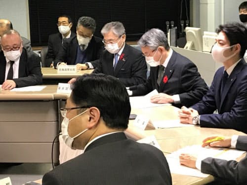 北海道は札幌市を道独自の警戒ステージ4相当に引き上げた(17日、北海道の新型コロナウイルス感染症対策本部会議)