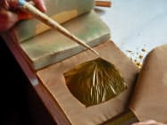 縁付は、金箔と紙を交互に重ねて繰り返し打ち延ばす製法 縁付は、金箔と紙を交互に重ねて繰り返し打ち延ばす製法