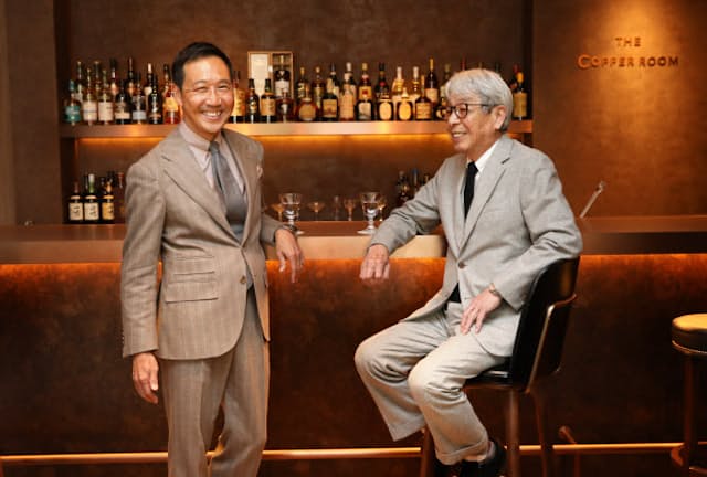 店内につくった鴨志田康人さん（左）こだわりのバー。「服を見て、ちょっとここで1杯。そんな楽しみを提案したいですね」と話す。右は石津祥介さん（東京・港のポール・スチュアート青山本店）