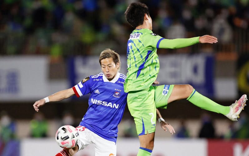 横浜M・仲川(左)は昨季、日本人選手9人目のJ1得点王に輝いた=共同 横浜M・仲川(左)は昨季、日本人選手9人目のJ1得点王に輝いた=共同