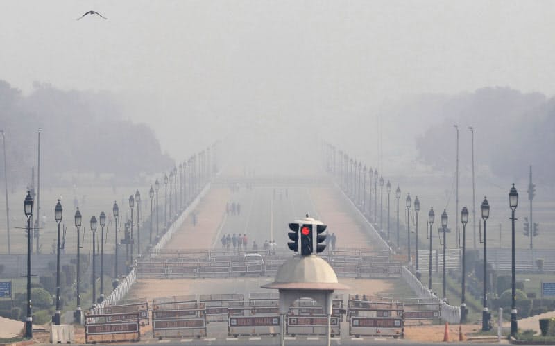 インド北部では大気汚染が深刻で、新型コロナウイルスの感染拡大や症状悪化を招いているとみられている=ロイター インド北部では大気汚染が深刻で、新型コロナウイルスの感染拡大や症状悪化を招いているとみられている=ロイター