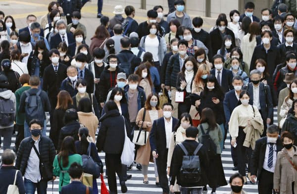 東京都や北海道、大阪府などの都市圏を中心に感染が広がっている(18日午後、東京・新宿)=共同