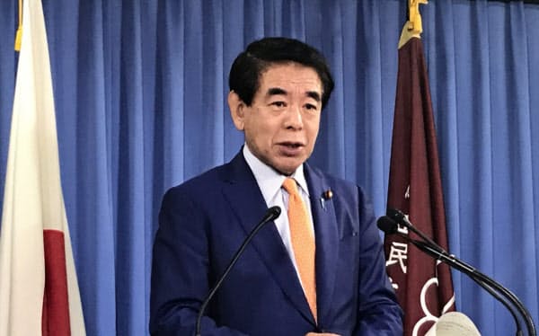 記者会見する自民党の下村政調会長(18日、党本部)