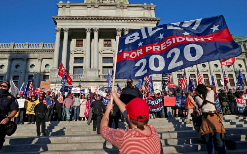 FILE PHOTO: Supporters of U.S. President Donald Trump rally as a supporter of Democratic presidential nominee Joe Biden celebrates outside the State Capitol building after news media declared Biden to be the winner of the 2020 U.S. presidential election, in Harrisburg, Pennsylvania, U.S., November 7, 2020.  REUTERS/Leah Millis/File Photo