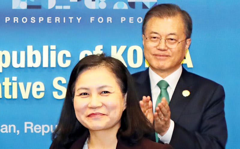 WTO事務局長選に出馬し、最終選考まで残った韓国の兪明希氏(手前)と文在寅大統領(2019年11月)=聯合・共同 WTO事務局長選に出馬し、最終選考まで残った韓国の兪明希氏(手前)と文在寅大統領(2019年11月)=聯合・共同