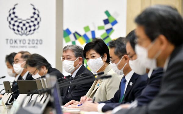 モニタリング会議で発言する小池都知事(19日午後、都庁)