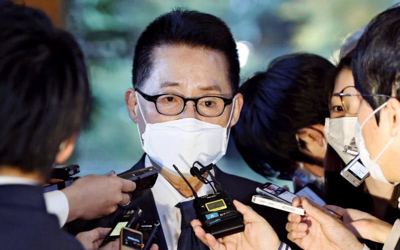10日、首相官邸を訪れた韓国の朴智元・国家情報院長=共同 10日、首相官邸を訪れた韓国の朴智元・国家情報院長=共同