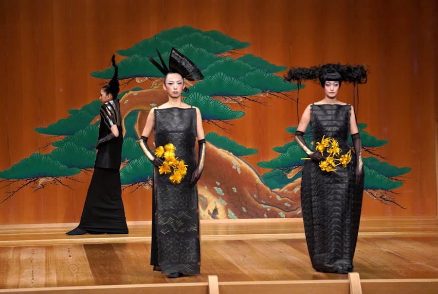 能舞台でファッションショー 観世清和とコシノジュンコ 日本経済新聞