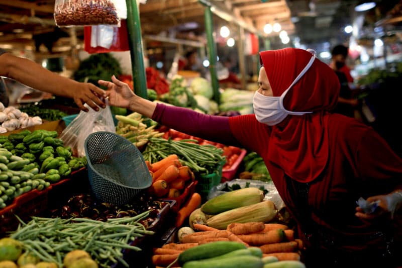 インドネシアでは国内総生産(GDP)の6割を占める家計消費の回復が鈍い(9月、ジャカルタ)=ロイター インドネシアでは国内総生産(GDP)の6割を占める家計消費の回復が鈍い(9月、ジャカルタ)=ロイター