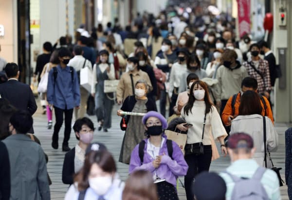 マスク姿で大阪・ミナミを歩く人たち(19日午後)