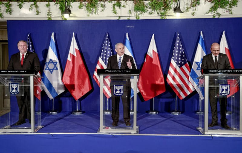 ポンペオ米国務長官(左)とイスラエルのネタニヤフ首相(中)(18日、エルサレム)=AP ポンペオ米国務長官(左)とイスラエルのネタニヤフ首相(中)(18日、エルサレム)=AP