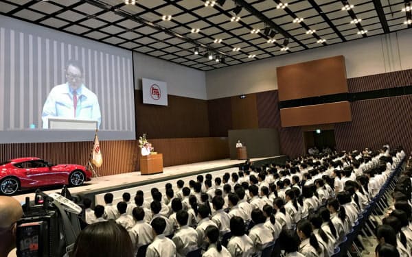 トヨタ自動車は技術系の新卒採用で学校推薦を廃止する(2019年4月に愛知県豊田市の本社で開いた入社式)