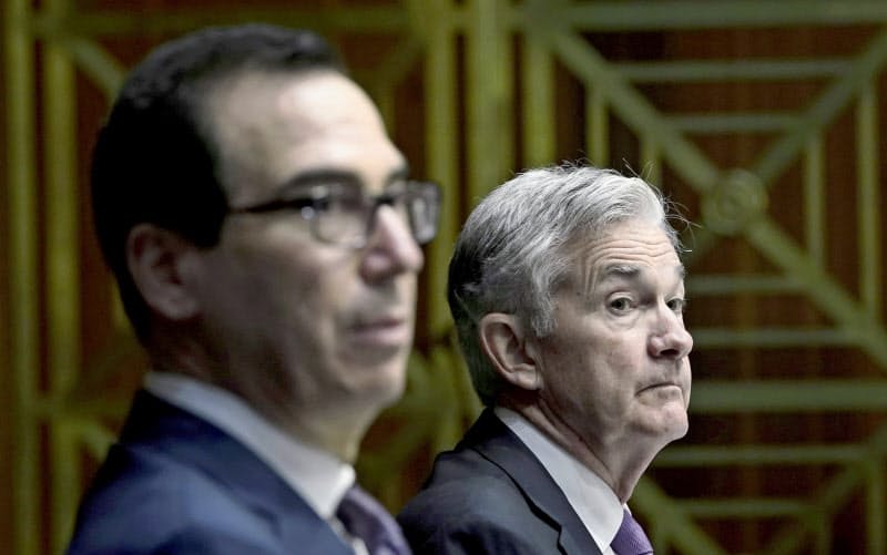 ムニューシン米財務長官(左)とFRBのパウエル議長=ロイター ムニューシン米財務長官(左)とFRBのパウエル議長=ロイター