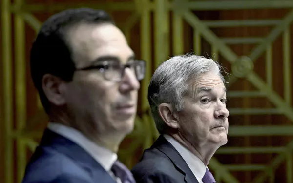 ムニューシン米財務長官(左)とFRBのパウエル議長=ロイター