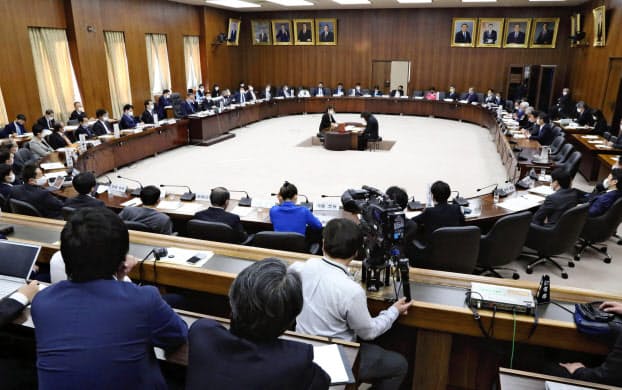 菅政権発足後初めての自由討議が実施された衆院憲法審査会(19日)=共同 菅政権発足後初めての自由討議が実施された衆院憲法審査会(19日)=共同