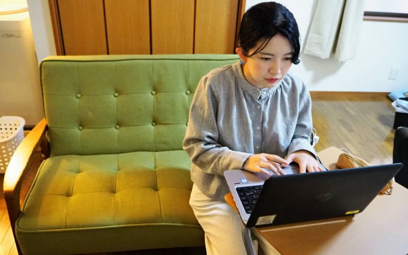 ランサーズに勤める広浜さんは会社からが支給された一時金でソファを購入した ランサーズに勤める広浜さんは会社からが支給された一時金でソファを購入した