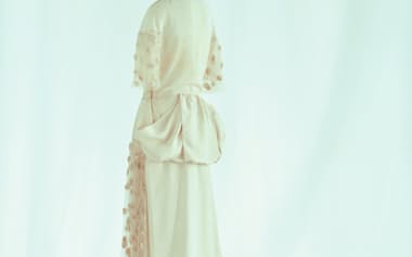 直線的な裁断など着物の影響を感じさせるウェディング・ドレス（マドレーヌ・ヴィオネ、1922年）(C)京都服飾文化研究財団、リチャード・ホートン撮影