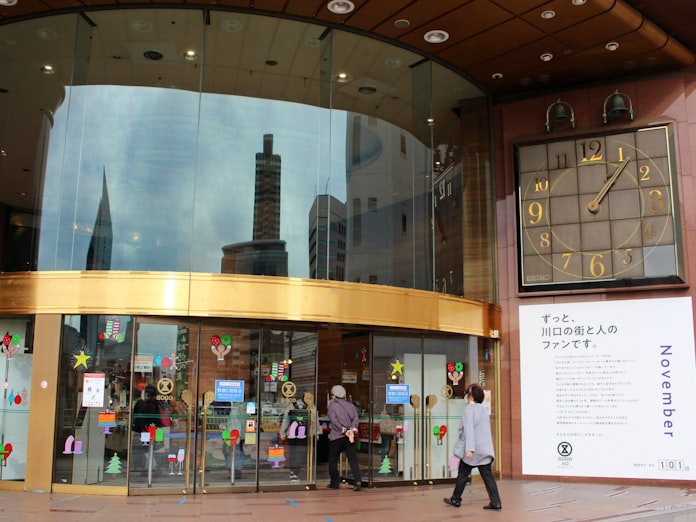 そごう川口店 閉店100日前で集客策 ロゴ入り菓子も 日本経済新聞 そごう川口店 閉店100日前で集客策 ロゴ入り菓子も 日本経済新聞