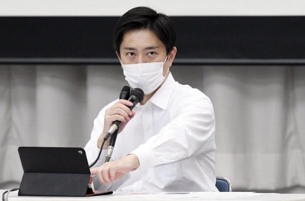 大阪府の新型コロナウイルス対策本部会議で発言する吉村洋文知事(20日、大阪市中央区)