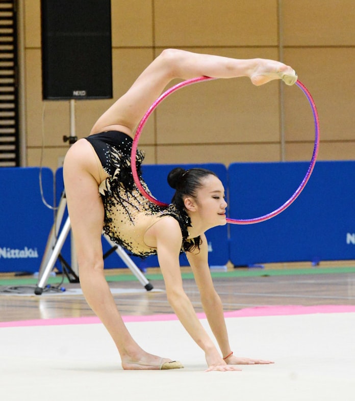 女子個人総合 V3狙う喜田が前半首位 全日本新体操 日本経済新聞 女子個人総合 V3狙う喜田が前半首位 全日本新体操 日本経済新聞