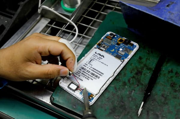 インドでは携帯電話メーカーが増産を計画するなど資金需要が高まる可能性がある=ロイター