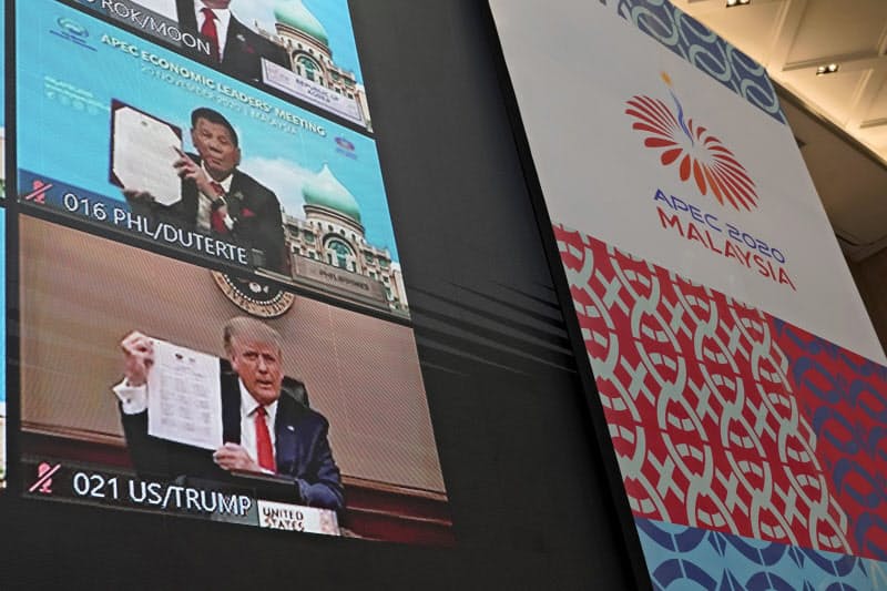 オンラインのAPEC首脳会議に出席したトランプ米大統領(下)=AP オンラインのAPEC首脳会議に出席したトランプ米大統領(下)=AP