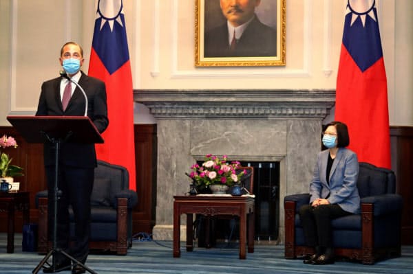 8月に台湾を訪れたアザー米厚生長官(左)と蔡英文(ツァイ・インウェン)総統=ロイター