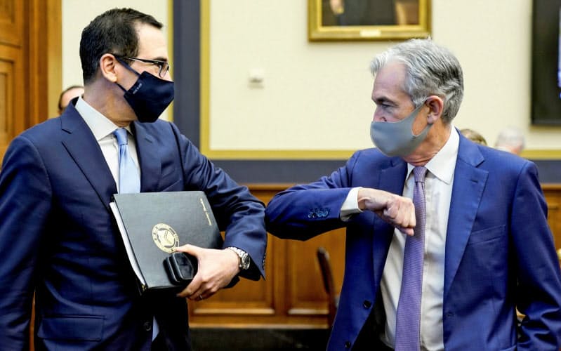 ムニューシン財務長官(左)とパウエルFRB議長(写真は9月)=ロイター ムニューシン財務長官(左)とパウエルFRB議長(写真は9月)=ロイター