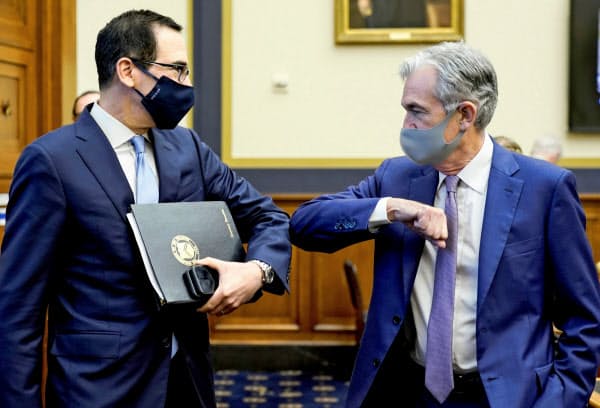 ムニューシン財務長官(左)とパウエルFRB議長(写真は9月)=ロイター