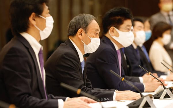 新型コロナウイルス感染症対策本部の会合で発言する菅首相(21日、首相官邸)