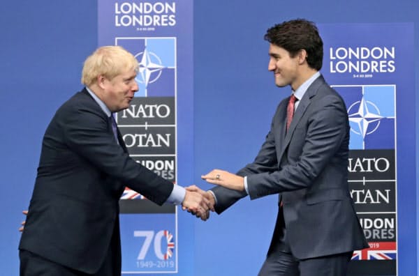 ジョンソン英首相(左)とカナダのトルドー首相は21年に新たな2国間の貿易協定を交渉することでも合意した(写真は2019年12月=AP)