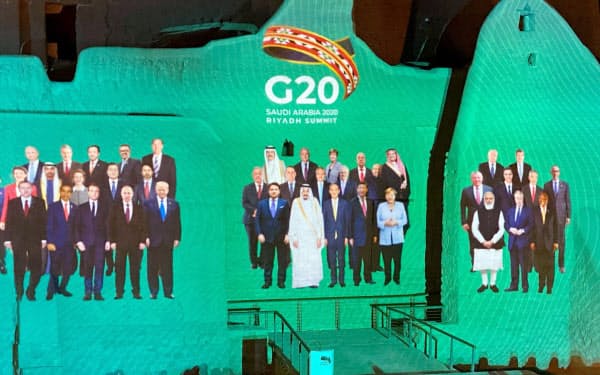 サウジアラビアの世界遺産の壁面に映し出されたG20各国・地域の首脳=ロイター