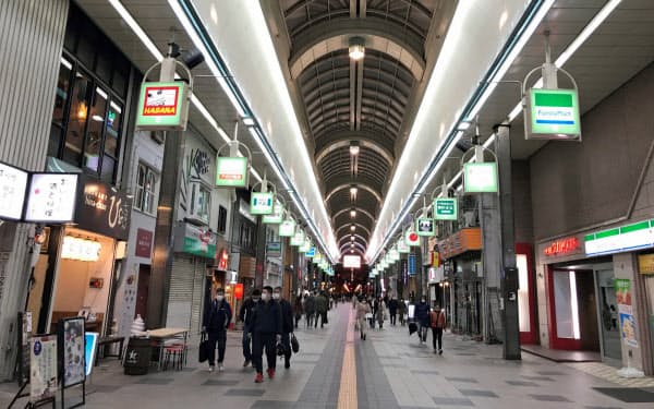 新型コロナの感染拡大で札幌市中心部は人通りが少ない(22日)