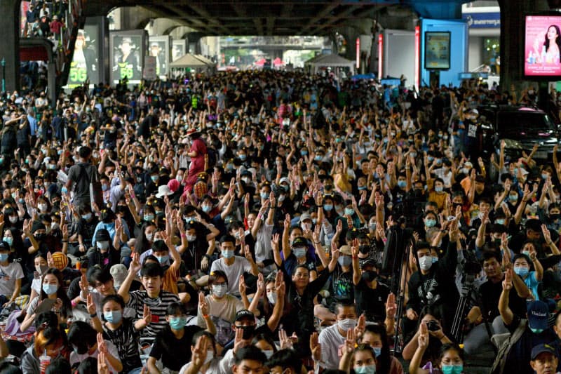 頻発する反体制デモは人が密集する(21日、バンコク)=ロイター 頻発する反体制デモは人が密集する(21日、バンコク)=ロイター