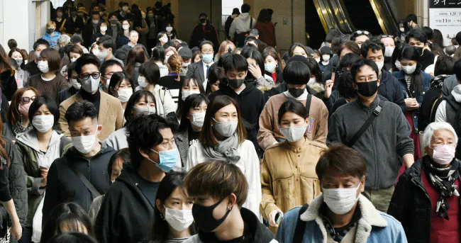 JR大阪駅前でマスクを着けて歩く人たち(23日、大阪市北区)