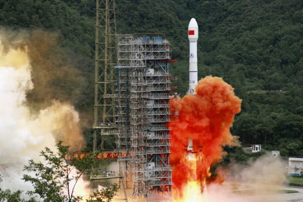 中国版GPS「北斗」は55基目の衛星を打ち上げて完成した（6月、中国四川省）=共同