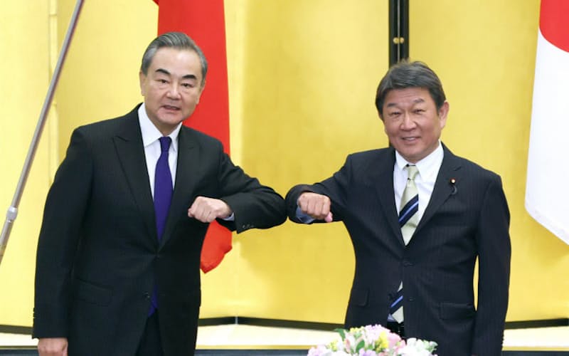 中国の王毅国務委員兼外相(左)と会談に臨む茂木外相(24日、東京都港区の飯倉公館)=代表撮影 中国の王毅国務委員兼外相(左)と会談に臨む茂木外相(24日、東京都港区の飯倉公館)=代表撮影
