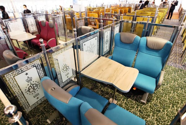 公開されたJR九州の新型高速旅客船「クイーンビートル」の客室(24日、福岡市の博多港)