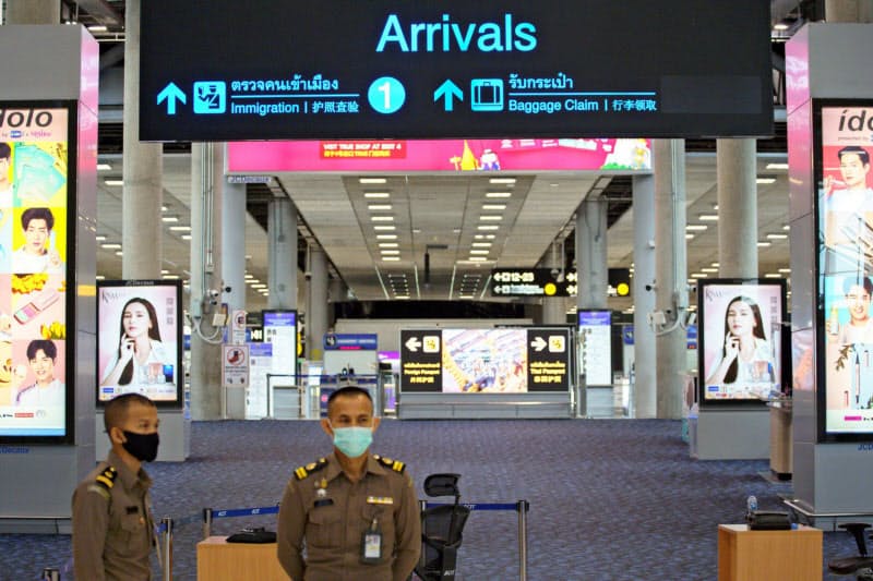 旅客機の運航停止で空港利用者数が激減した(6月、バンコクのスワンナプーム空港)=ロイター 旅客機の運航停止で空港利用者数が激減した(6月、バンコクのスワンナプーム空港)=ロイター