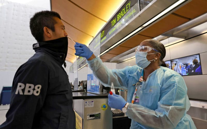 人の移動が増える感謝祭で、感染がさらに広がるとの懸念が強まっている(ロサンゼルス国際空港で検査を受ける人)=ロイター 人の移動が増える感謝祭で、感染がさらに広がるとの懸念が強まっている(ロサンゼルス国際空港で検査を受ける人)=ロイター