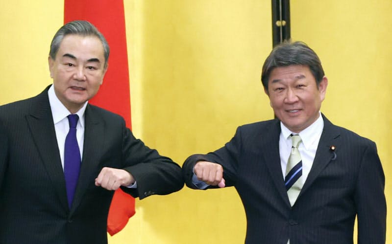 中国の王毅国務委員兼外相(左)と会談に臨む茂木外相(24日、東京都港区の飯倉公館)=代表撮影 中国の王毅国務委員兼外相(左)と会談に臨む茂木外相(24日、東京都港区の飯倉公館)=代表撮影